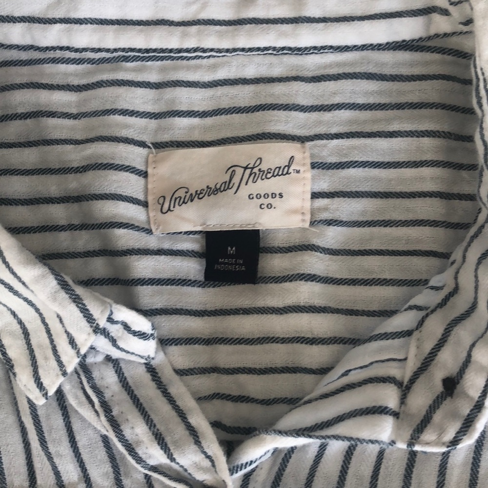 Universal Thread button down top - Picture 2 of 3